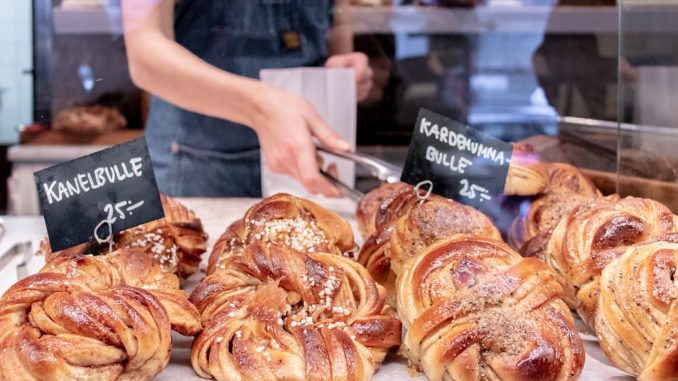 Saftiga köttbullar i krämig sås med lingon illustration