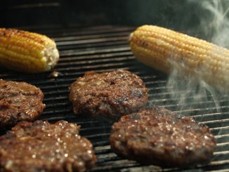 Saftiga köttfärsbiffar med potatismos illustration