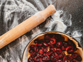 Syrliga citronpajer med marängtopping illustration