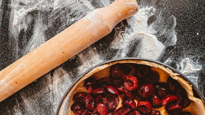Syrliga citronpajer med marängtopping illustration