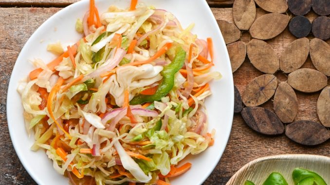 Frisk granatäppelsallad med fetaost och valnötter illustration