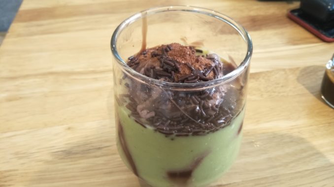 Hälsosamma smoothies med gröna bladgrönsaker illustration