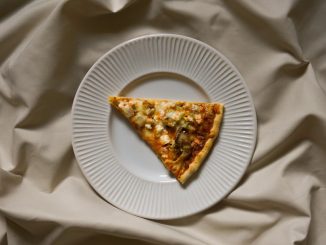enkla recept på hemgjord pizza med olika toppings illustration