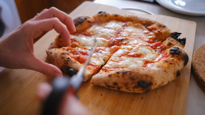 Så här gör du en perfekt pizza från grunden illustration