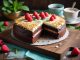 Kladdkaka med kokostosca – en dröm i långpanna! illustration