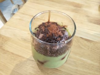 Läckra och hälsosamma smoothies för energikick illustration